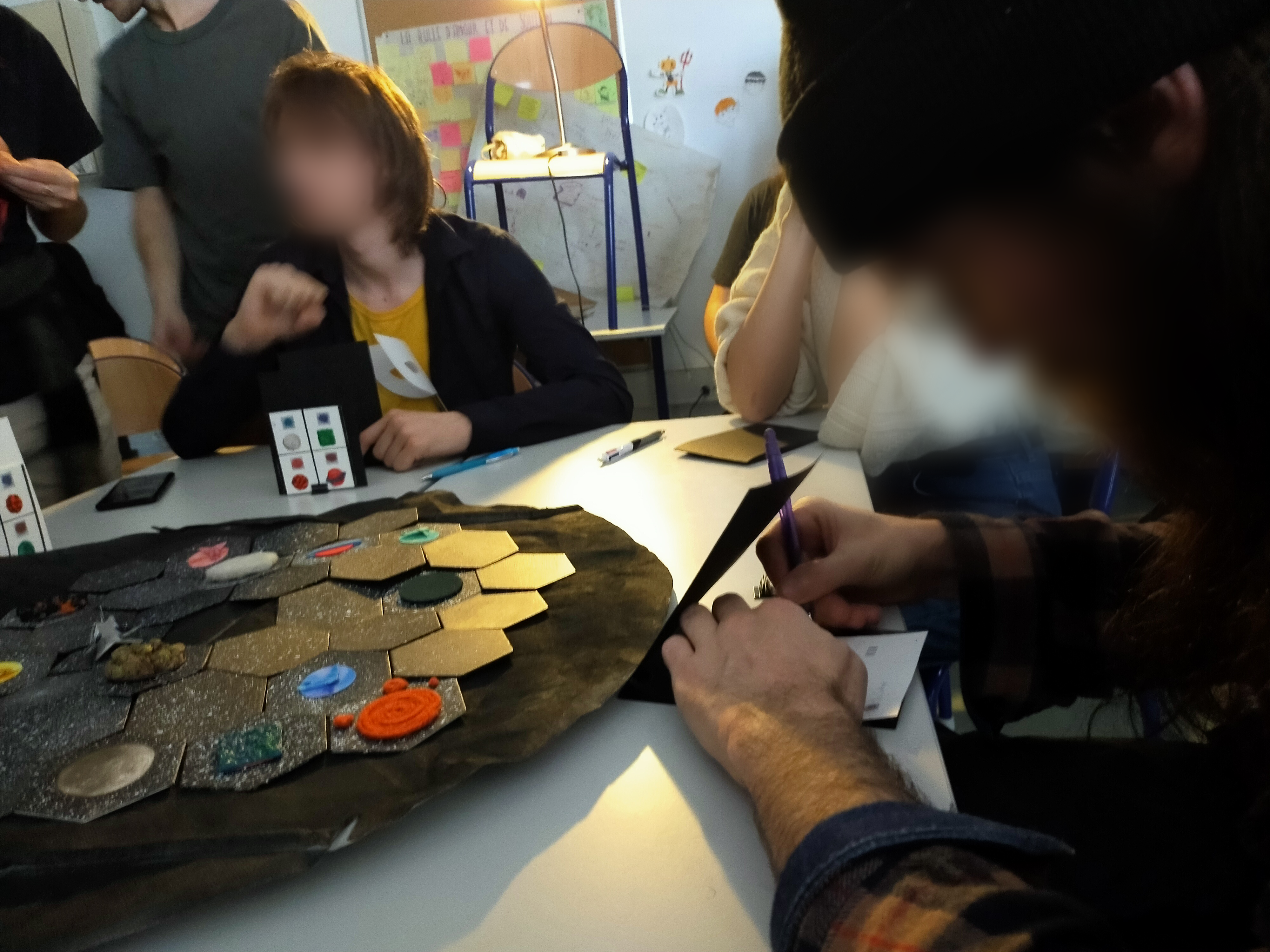 L'horizon des évènements - Un jeu de Cécille Burille, Gabriel Bondia, Jason Bigou et Jessica Ferreira de Almeida