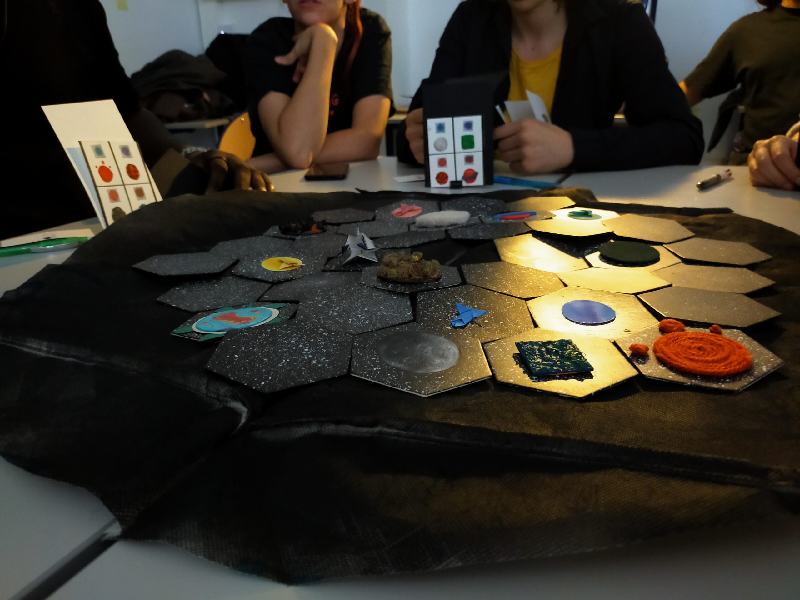 L'horizon des évènements - Un jeu de Cécille Burille, Gabriel Bondia, Jason Bigou et Jessica Ferreira de Almeida
